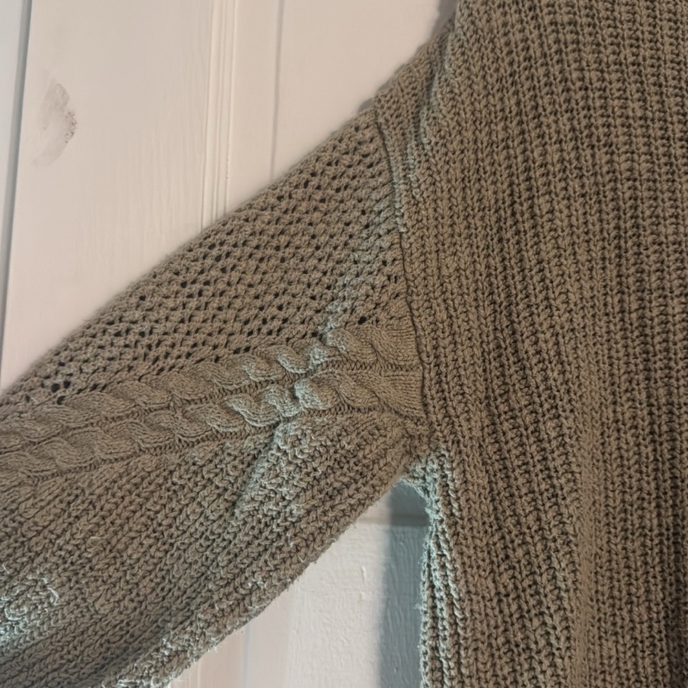 2 for $12 🎉 American Eagle Green V-Neck Sweater - Picture 11 of 11